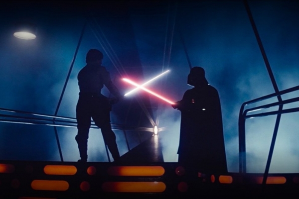 Cómo es la réplica del sable láser retráctil de Star Wars que diseñó Disney