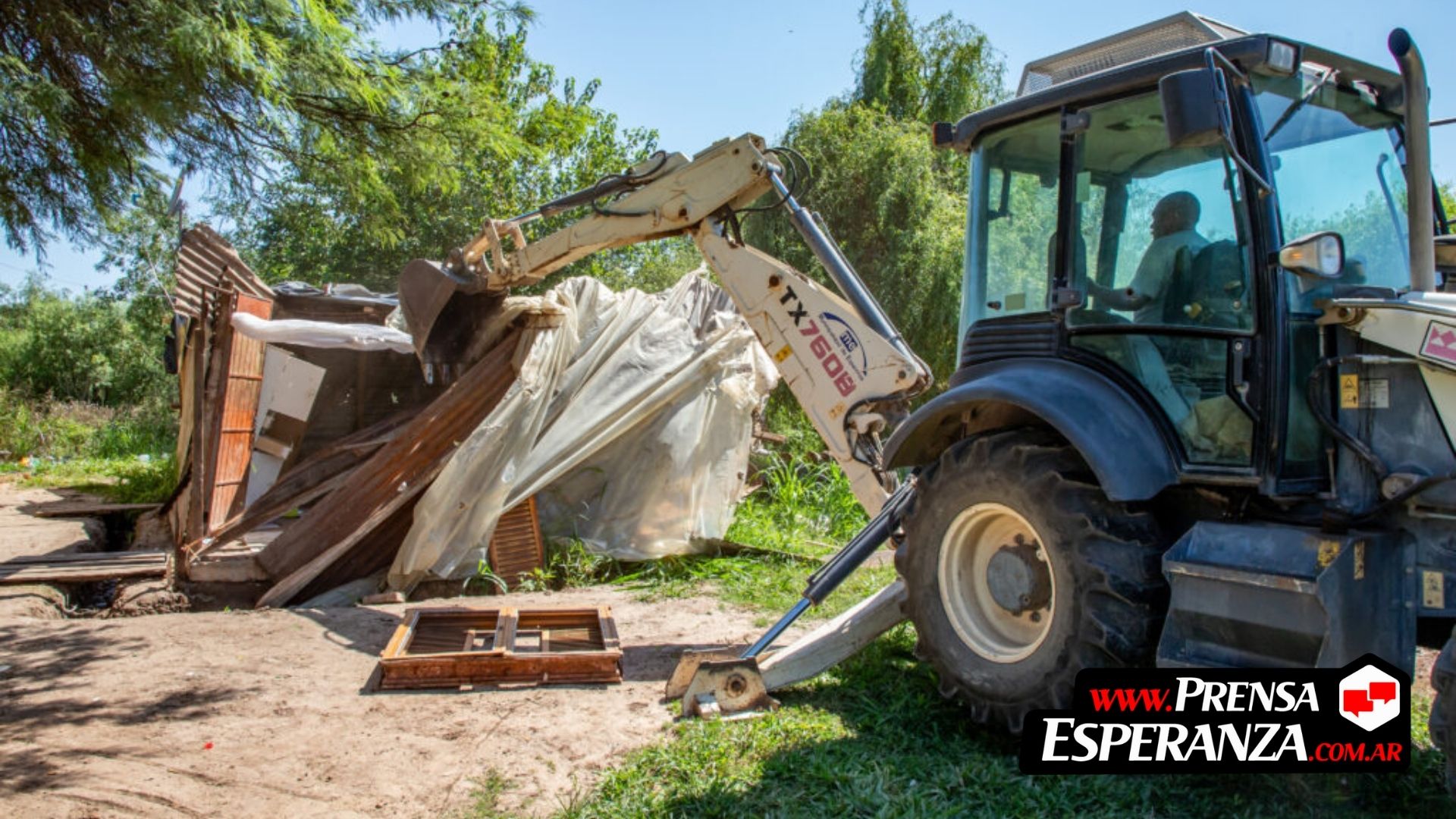 El municipio demolió una vivienda precaria deshabitada en un asentamiento de la zona sur